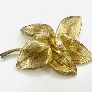 ✨ Vintage Gold-Tone Floral Brooch with Freshwater Pearl | Elegant Statement